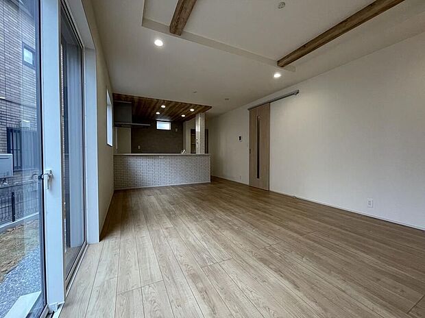 【リビング】◆リビングを温かく居心地の良い空間にしてくれる木目調の柔らかな風合い。休日はご家族みんなの癒しや憩いの場となってくれます♪