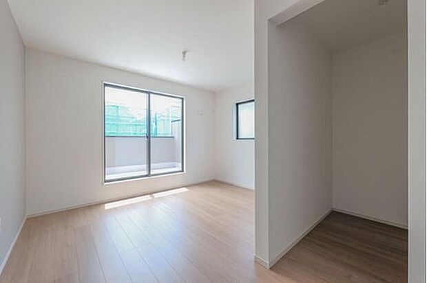 【リビング以外の居室】◆2階の各居室にはそれぞれ収納を完備!しっかりとした容量のスペースを確保しているので、お部屋は美しい空間を保てますね♪