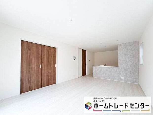 【リビング】◆大きな窓は遮音性に優れたペアガラスの窓となっています。リビングでたくさんはしゃいで遊んでも、お子様の声を気にしなくて大丈夫です♪