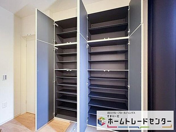 【玄関】◆お家で出会う人々を迎える玄関だからこそ、広々清潔感あふれる空間にしたいものです。採光・通風にも配慮された設計で毎日明るい空間をキープします♪
