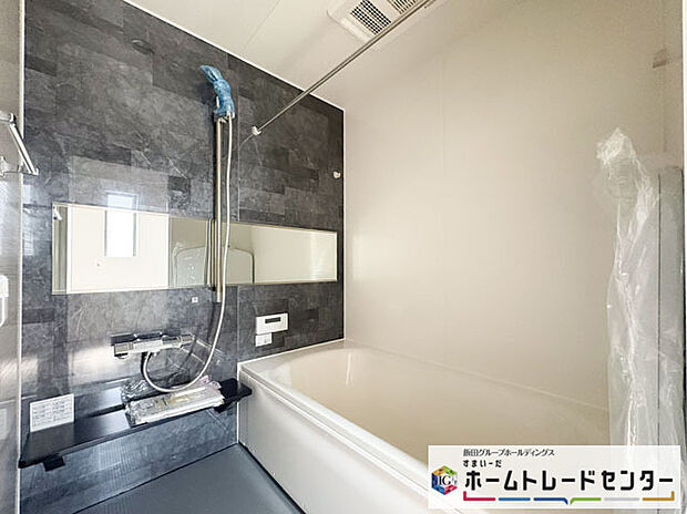 【浴室】◆毎日の疲れをいやす浴室は1坪タイプです。足を伸ばしてゆっくりとくつろげます。浴室暖房乾燥機も標準装備です♪