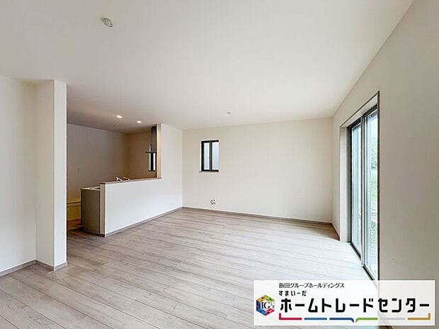 【リビング】◆人気の対面式キッチン。お食事の準備をしながらでもご家族とのコミュニケーションを楽しめます♪ぜひご見学の際にはキッチンに立ち、生活をイメージしてください。