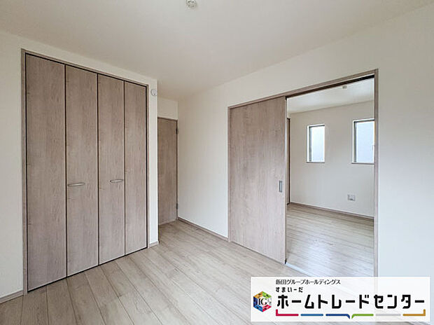 【ベッドルーム】◆2階の各居室にはそれぞれ収納を完備!しっかりとした容量のスペースを確保しているので、お部屋は美しい空間を保てますね♪