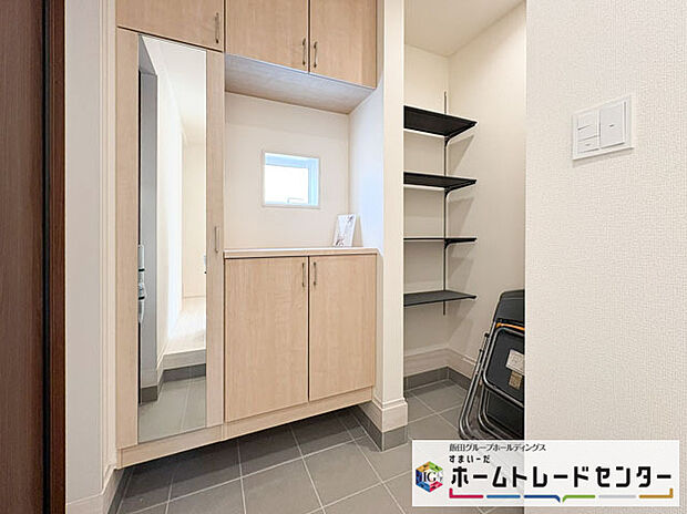 【玄関】◆お家で出会う人々を迎える玄関だからこそ、広々清潔感あふれる空間にしたいものです。採光・通風にも配慮された設計で毎日明るい空間をキープします♪