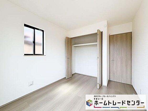 【リビング以外の居室】◆2階の各居室にはそれぞれ収納を完備！しっかりとした容量のスペースを確保しているので、お部屋は美しい空間を保てますね♪