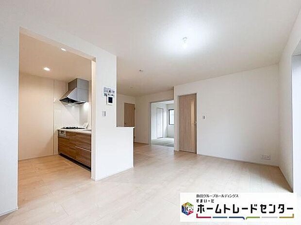 【リビング】◆南向きの大きな窓から明るい陽射しがたっぷり入ります。一日を通して陽射しをしっかり取り込んでくれる2面採光なので、夜まで照明いらずで過ごせます♪