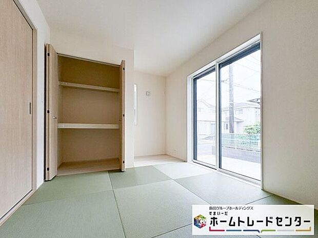 【リビング以外の居室】◆リビングと隣接したお部屋では、ゴロゴロする、お子様を寝かせる、客間として利用するなど、ライフスタイルに合わせて変化をもたらすことができます。