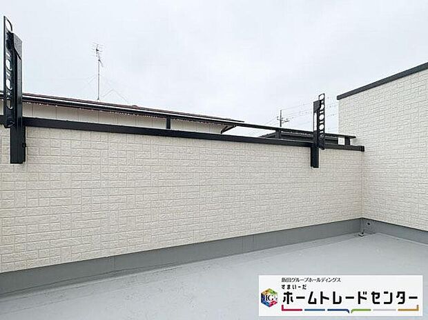 【バルコニー】◆南向きのバルコニーの前には雲以外に太陽を遮るものがありません。お洗濯物も乾きやすく、何より明るく気持ちのいい光が入ってきます。