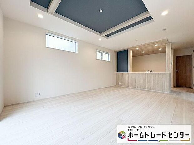 【リビング】◆大きな窓は遮音性に優れたペアガラスの窓となっています。リビングでたくさんはしゃいで遊んでも、お子様の声を気にしなくて大丈夫です♪