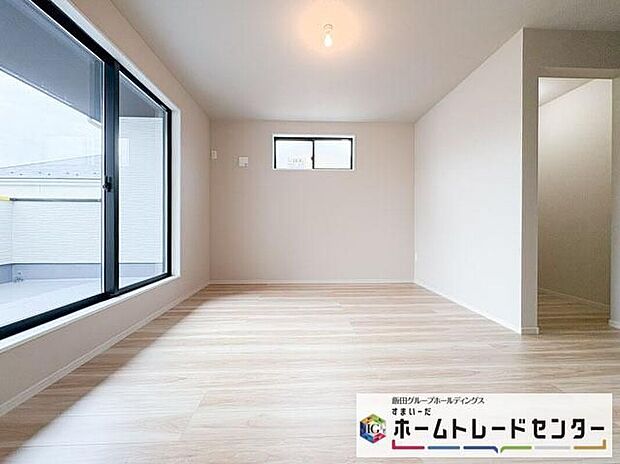 【リビング以外の居室】◆居室のサッシにはペアガラスを採用、高い断熱性による省エネと結露対策に有効です。室内を快適な空間に代えてくれます。現地の通風や採光も実際にご確認下さいませ
