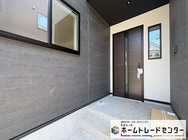 【玄関】◆TVモニター付きインターホンはカラーモニターで来訪者もひとめで分かります♪留守の間の来訪者が確認できる嬉しい録画機能付き!お子様が一人で留守番の間も安心です。