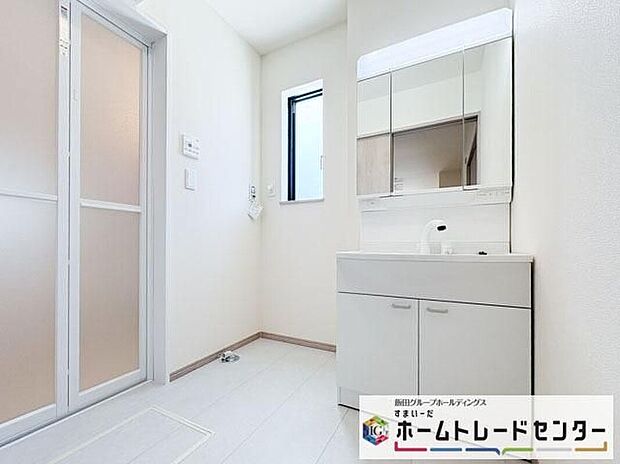 【洗面台・洗面所】◆洗面スペースはお掃除やメンテナンスが楽にできる様に設計されております。ドラム式の洗濯機を配置しても十分なスペースを確保した設計となっております。