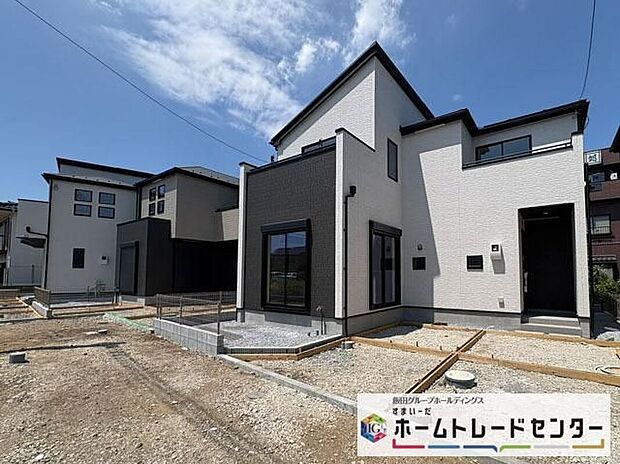 【前面道路含む現地写真】◆平日・お仕事帰りなど、いつでもご案内させていただきます!デザイン・目に見える設備面も大切ですが、耐震構造で地震に強い家の為、次代へ繋ぐ強固な住宅です。