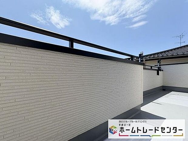 【バルコニー】◆南向きのバルコニーの前には雲以外に太陽を遮るものがありません。お洗濯物も乾きやすく、何より明るく気持ちのいい光が入ってきます。