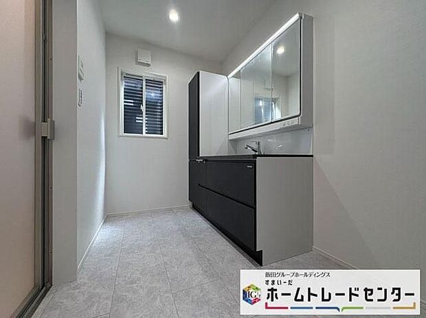 【洗面台・洗面所】◆洗面スペースはお掃除やメンテナンスが楽にできる様に設計されております。ドラム式の洗濯機を配置しても十分なスペースを確保した設計となっております。