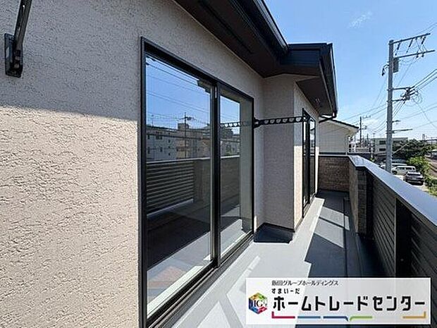 【バルコニー】◆南向きのバルコニーの前には雲以外に太陽を遮るものがありません。お洗濯物も乾きやすく、何より明るく気持ちのいい光が入ってきます。

