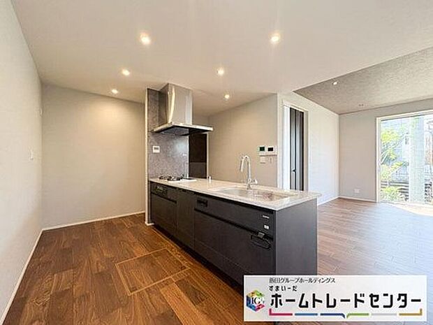 【キッチン】◆人気の対面式キッチン。お食事の準備をしながらでもご家族とのコミュニケーションを楽しめます♪ぜひご見学の際にはキッチンに立ち、生活をイメージしてください。

