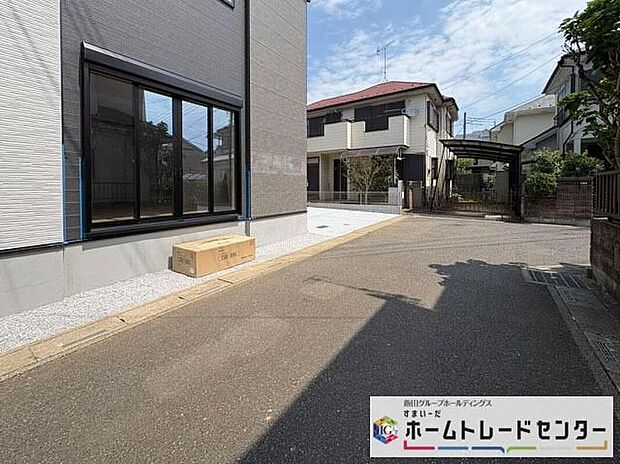 【前面道路含む現地写真】◆平日・お仕事帰りなど、いつでもご案内させていただきます！デザイン・目に見える設備面も大切ですが、耐震構造で地震に強い家の為、次代へ繋ぐ強固な住宅です。
