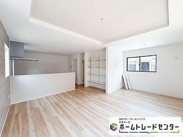 【リビング】◆リビングを温かく居心地の良い空間にしてくれる木目調の柔らかな風合い。休日はご家族みんなの癒しや憩いの場となってくれます♪
