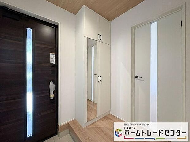 【玄関】◆お家で出会う人々を迎える玄関だからこそ、広々清潔感あふれる空間にしたいものです。採光・通風にも配慮された設計で毎日明るい空間をキープします♪