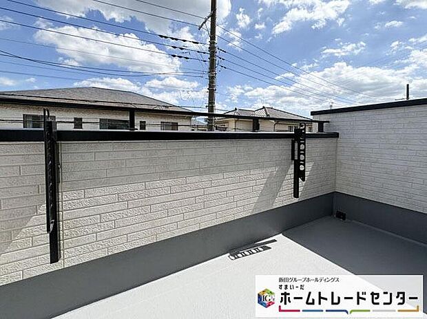 【バルコニー】◆南向きのバルコニーの前には雲以外に太陽を遮るものがありません。お洗濯物も乾きやすく、何より明るく気持ちのいい光が入ってきます。