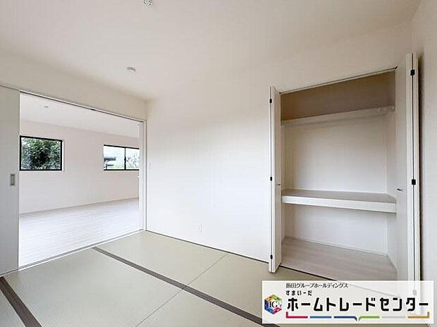 【リビング以外の居室】◆リビングと隣接したお部屋では、ゴロゴロする、お子様を寝かせる、客間として利用するなど、ライフスタイルに合わせて変化をもたらすことができます。