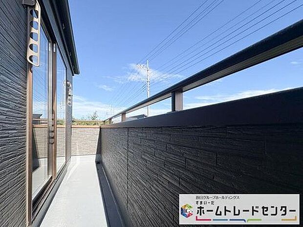 【バルコニー】◆南向きのバルコニーの前には雲以外に太陽を遮るものがありません。お洗濯物も乾きやすく、何より明るく気持ちのいい光が入ってきます。
