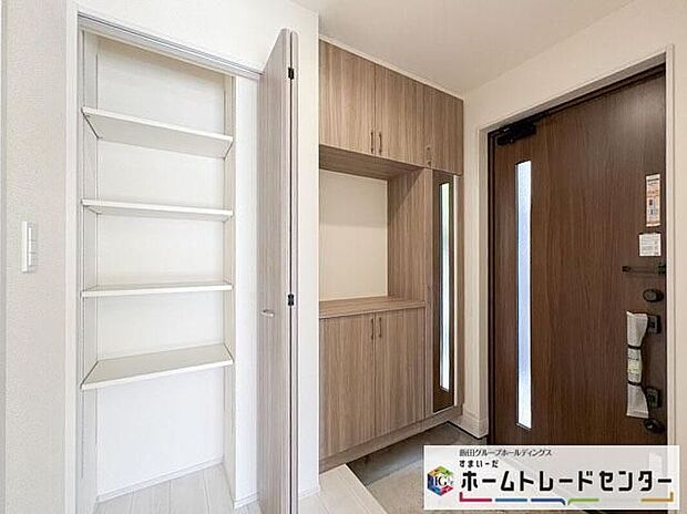 【玄関】◆お家で出会う人々を迎える玄関だからこそ、広々清潔感あふれる空間にしたいものです。採光・通風にも配慮された設計で毎日明るい空間をキープします♪