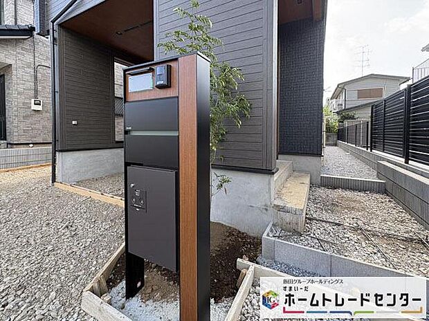 【玄関】◆TVモニター付きインターホンはカラーモニターで来訪者もひとめで分かります♪留守の間の来訪者が確認できる嬉しい録画機能付き！お子様が一人で留守番の間も安心です。