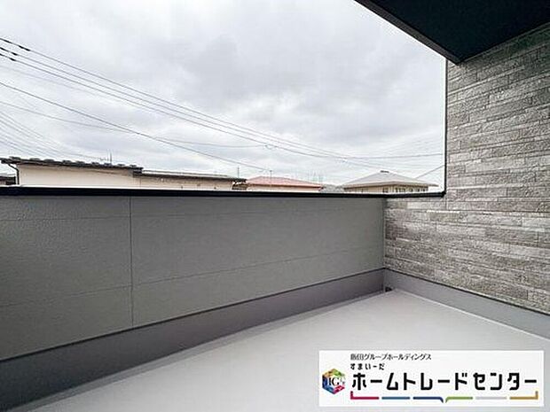 【バルコニー】◆南向きのバルコニーの前には雲以外に太陽を遮るものがありません。お洗濯物も乾きやすく、何より明るく気持ちのいい光が入ってきます。