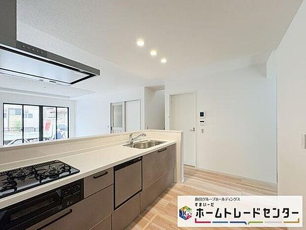 【キッチン】◆人気の対面式キッチン。お食事の準備をしながらでもご家族とのコミュニケーションを楽しめます♪ぜひご見学の際にはキッチンに立ち、生活をイメージしてください。