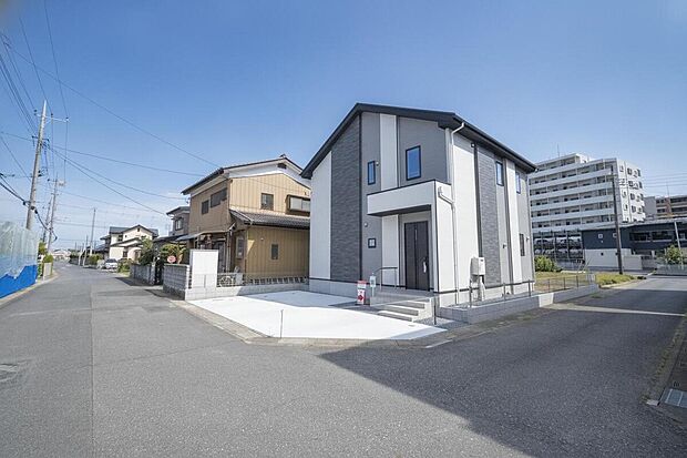 【前面道路含む現地写真】◆平日・お仕事帰りなど、いつでもご案内させていただきます!デザイン・目に見える設備面も大切ですが、耐震構造で地震に強い家の為、次代へ繋ぐ強固な住宅です。