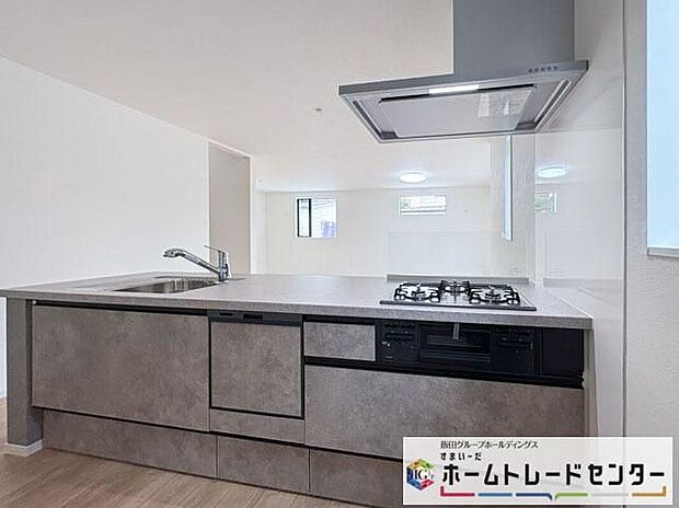 【キッチン】◆人気の対面式キッチン。お食事の準備をしながらでもご家族とのコミュニケーションを楽しめます♪ぜひご見学の際にはキッチンに立ち、生活をイメージしてください。