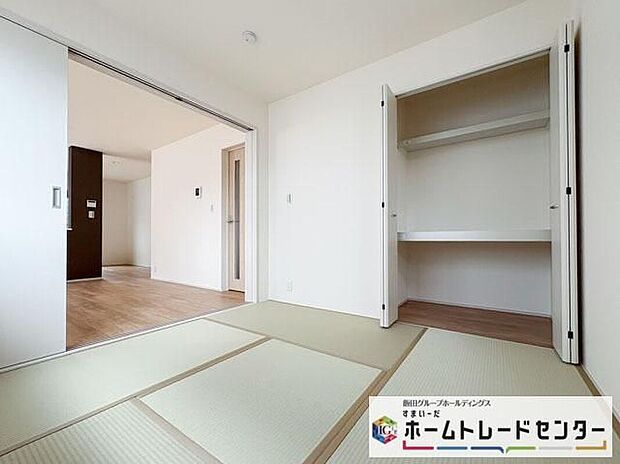 【リビング以外の居室】◆リビングと隣接したお部屋では、ゴロゴロする、お子様を寝かせる、客間として利用するなど、ライフスタイルに合わせて変化をもたらすことができます。