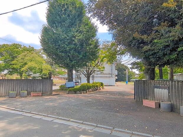上尾市立平方小学校(約230m)