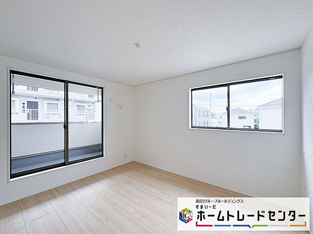 【ベッドルーム】◆居室のサッシにはペアガラスを採用、高い断熱性による省エネと結露対策に有効です。室内を快適な空間に代えてくれます。現地の通風や採光も実際にご確認下さいませ