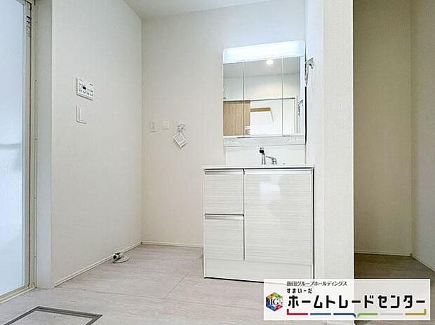 【洗面台・洗面所】◆洗面スペースはお掃除やメンテナンスが楽にできる様に設計されております。ドラム式の洗濯機を配置しても十分なスペースを確保した設計となっております。