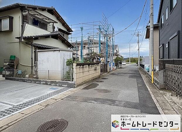 【前面道路含む現地写真】◆平日・お仕事帰りなど、いつでもご案内させていただきます！デザイン・目に見える設備面も大切ですが、耐震構造で地震に強い家の為、次代へ繋ぐ強固な住宅です。