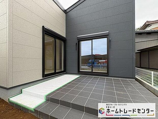 【テラス】タイル貼りのテラス。お子様の遊び場としても◎晴れた休日には、椅子を並べ読書をしたり、カフェ気分も味わえます♪