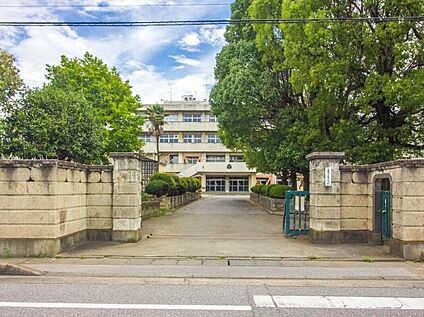 上尾市立西小学校 890m (徒歩12分)