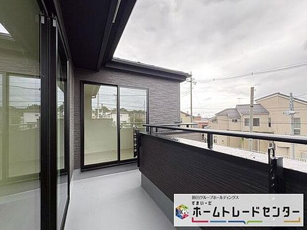 【バルコニー】◆南向きのバルコニーの前には雲以外に太陽を遮るものがありません。お洗濯物も乾きやすく、何より明るく気持ちのいい光が入ってきます。
