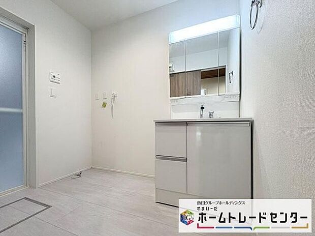 【洗面台・洗面所】◆洗面スペースはお掃除やメンテナンスが楽にできる様に設計されております。ドラム式の洗濯機を配置しても十分なスペースを確保した設計となっております。