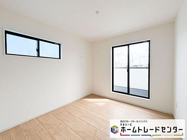 【リビング以外の居室】◆居室のサッシにはペアガラスを採用、高い断熱性による省エネと結露対策に有効です。室内を快適な空間に代えてくれます。現地の通風や採光も実際にご確認下さいませ