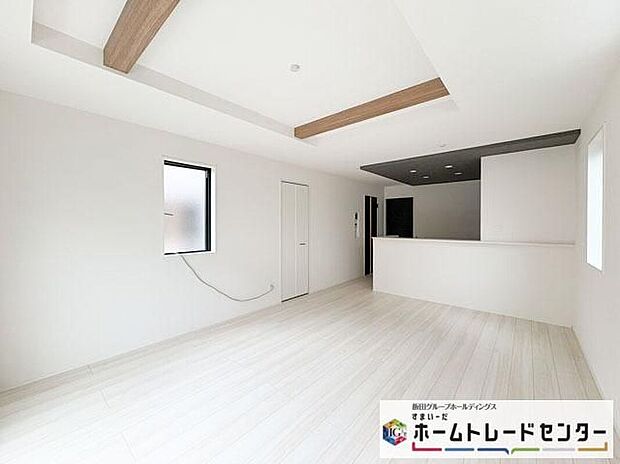 【リビング】◆リビングを温かく居心地の良い空間にしてくれる木目調の柔らかな風合い。休日はご家族みんなの癒しや憩いの場となってくれます♪