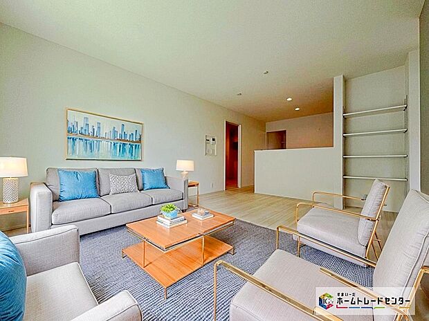 ☆リビング☆
アクセントクロスがお洒落な空間にします☆帰宅したら家族が必ず顔を合わせて欲しい。そんな思いをこめたリビング階段。