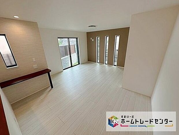 ☆ダイニングとリビング☆
採光良好なリビングは、ご家族の憩いの空間。居心地の良い快適な安らぎの場所にもなりそうです。