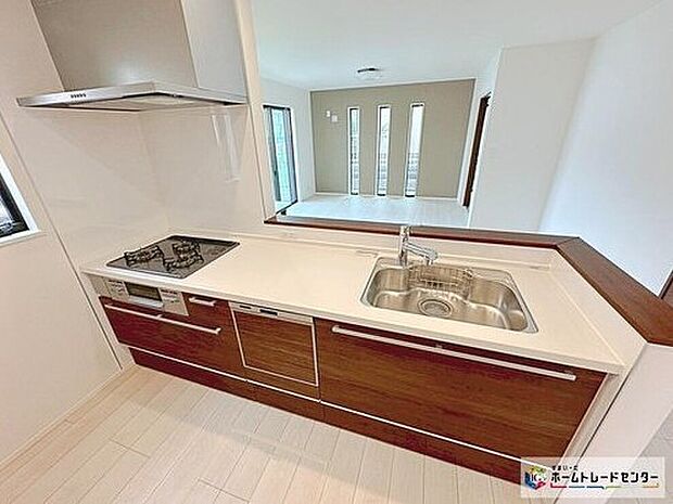 ☆食洗機付きキッチン☆
対面式キッチンからは、リビングにいるご家族の様子が一目で分かります。小さいお子様がいても安心です。
B号棟はパントリー付きなので買いだめもできちゃいます!