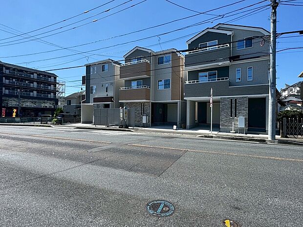 全棟４LDKの２階リビング☆収納スペース豊富なお住まいです。カースペースは雨の日でも安心のビルトインガレージ♪