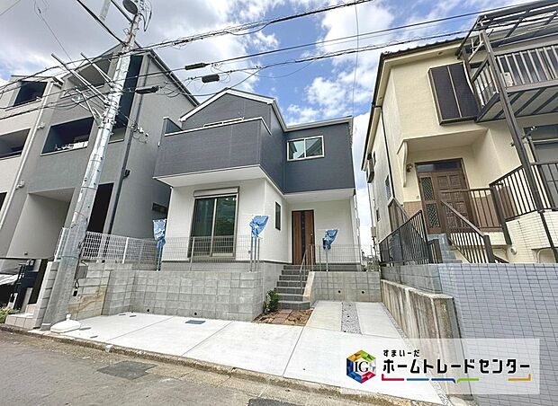 閑静な住宅街に、限定１棟　新築分譲住宅が誕生いたします☆
カースペースは車種によりますが２台分ございます♪