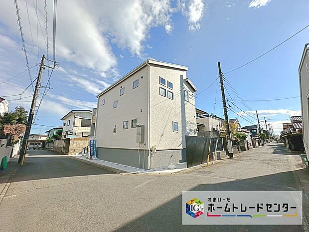 道幅の広い角地なので明るく開放感に溢れた好立地です！お車の出し入れもラクラク♪